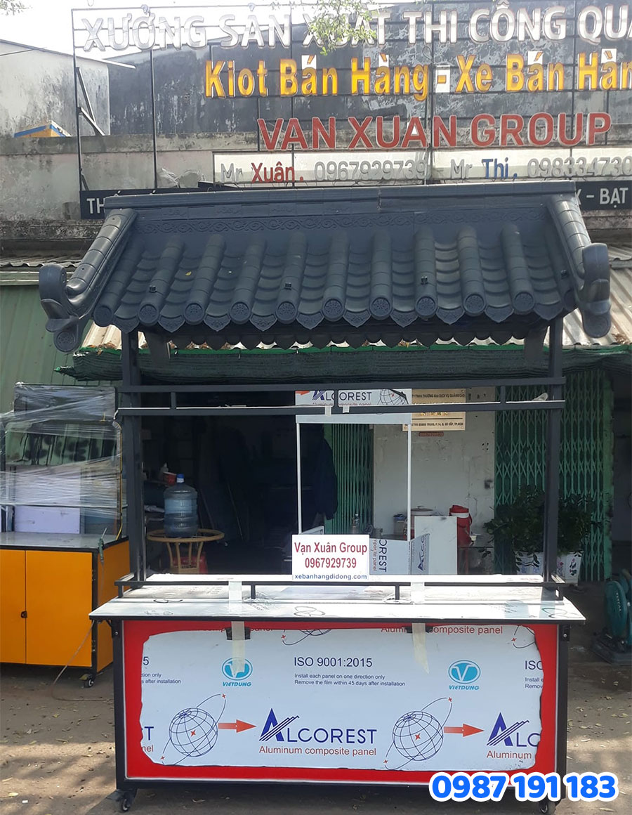 Quầy bán xúc xích nướng đá vỉa hè