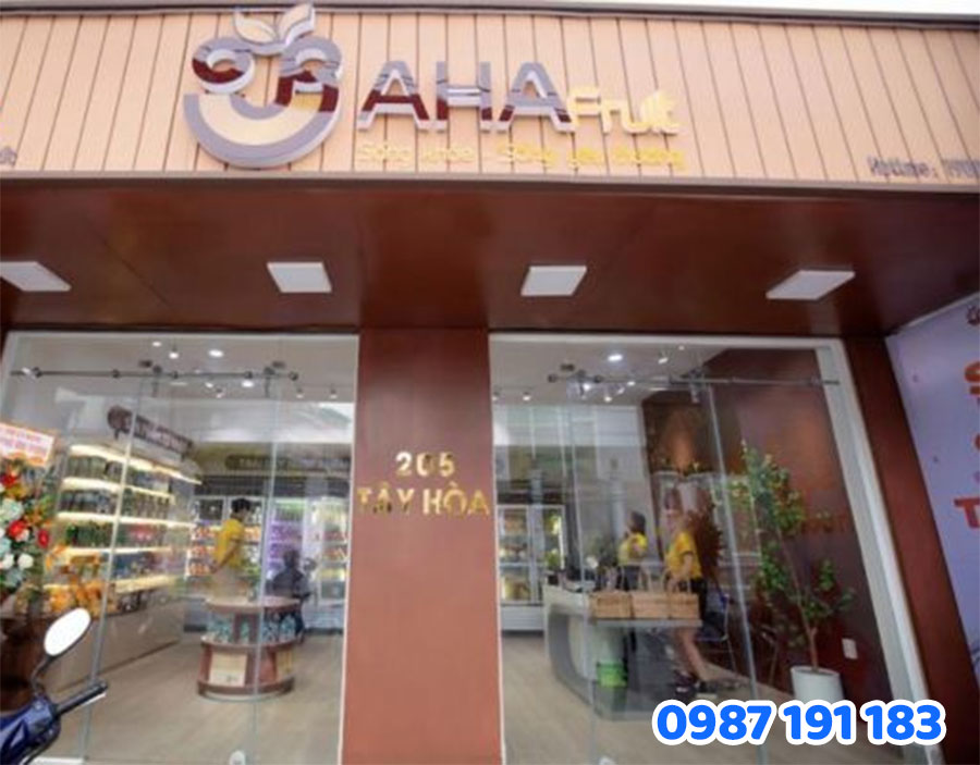 cửa hàng kinh doanh trái cây hữu cơ thì dùng bảng hiệu gỗ như một lời khẳng định về đẳng cấp.