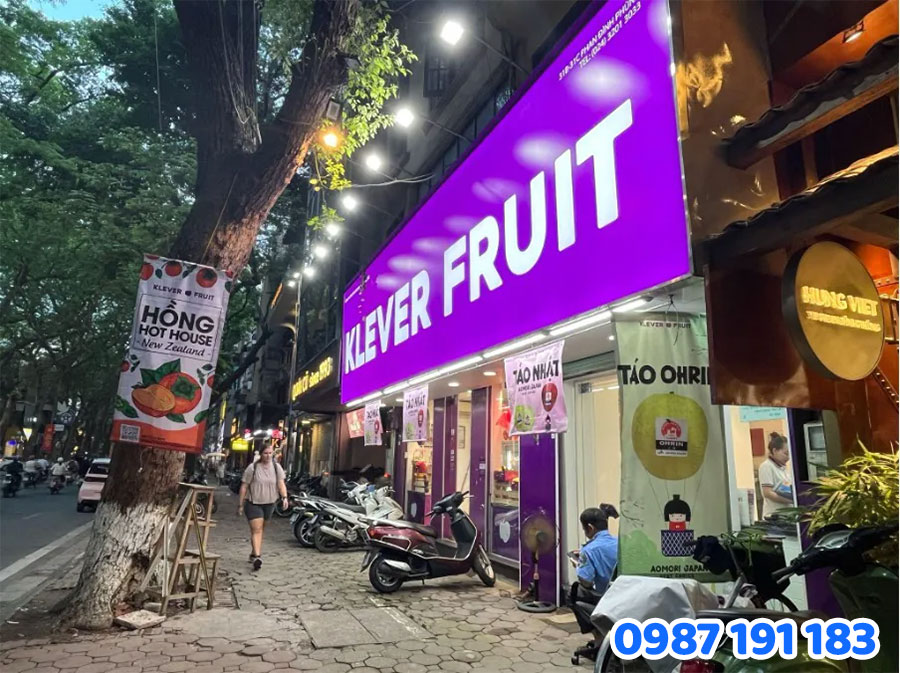 Ánh sáng mạnh mẽ từ bảng hiệu phát ra giúp cửa hàng