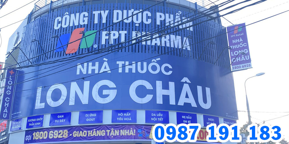 Tất cả bảng hiệu nhà thuốc FPT Long Châu đều có nền xanh chữ trắng