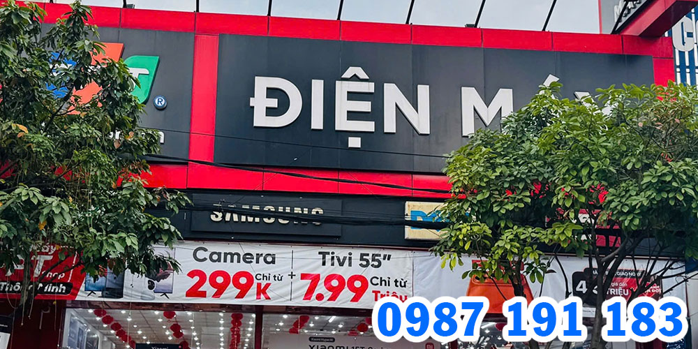 Bảng hiệu FPT điện máy có nền bằng alu, chữ mica