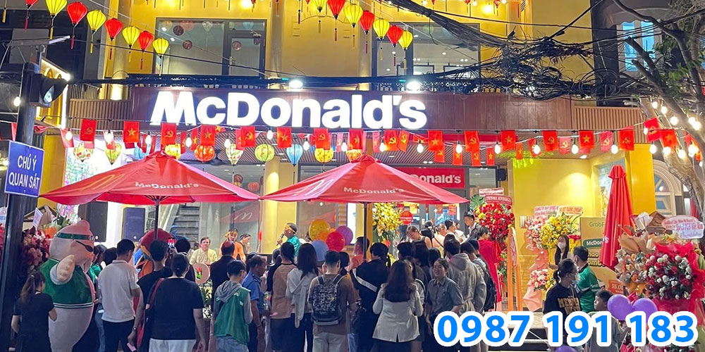 Bảng hiệu McDonald's làm bằng chất liệu nền alu chữ mica