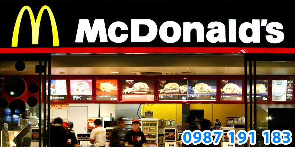 Logo McDonald's là thứ dễ nhận diện nhất trên bảng hiệu