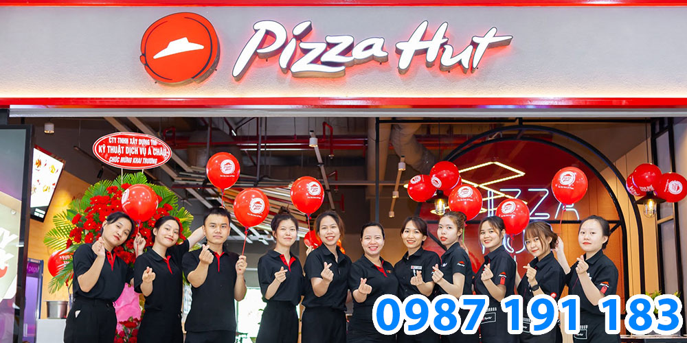 Lắp đặt thi công bảng hiệu PizzaHut cần đồng bộ về phong cách thiết kế để khách hàng dễ nhận diện