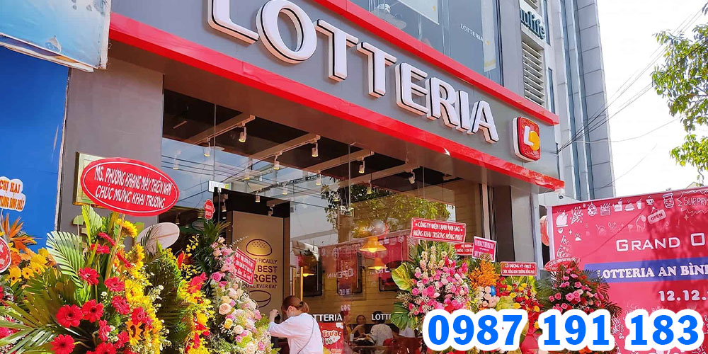 Khách hàng có thể dễ dàng nhận diện bảng hiệu Lotteria khi đi đường
