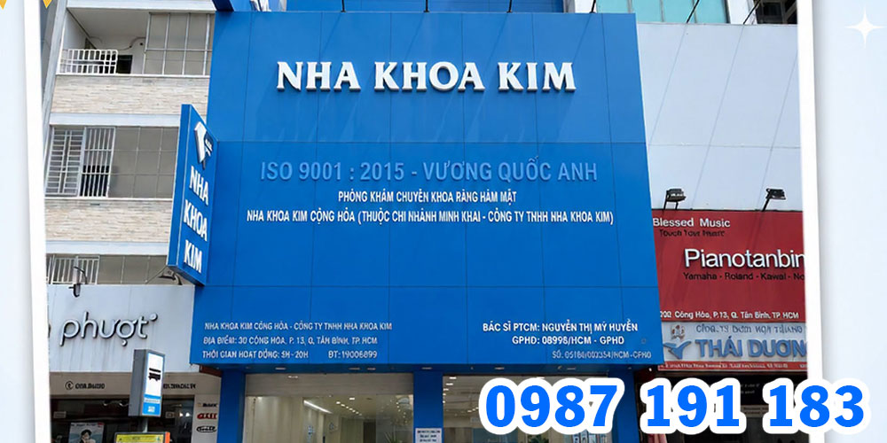 Bảng hiệu nha khoa Kim thường làm kích thước lớn để khách đi đường dễ nhìn thấy