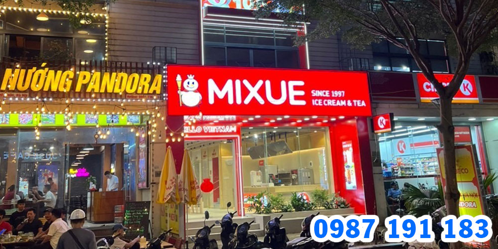 Bảng hiệu cửa hàng trà sữa Mixue lắp lánh về đêm