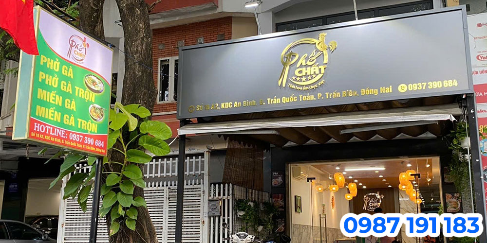 Mẫu bảng hiệu quán phở làm bằng chất liệu nền alu chữ nổi inox