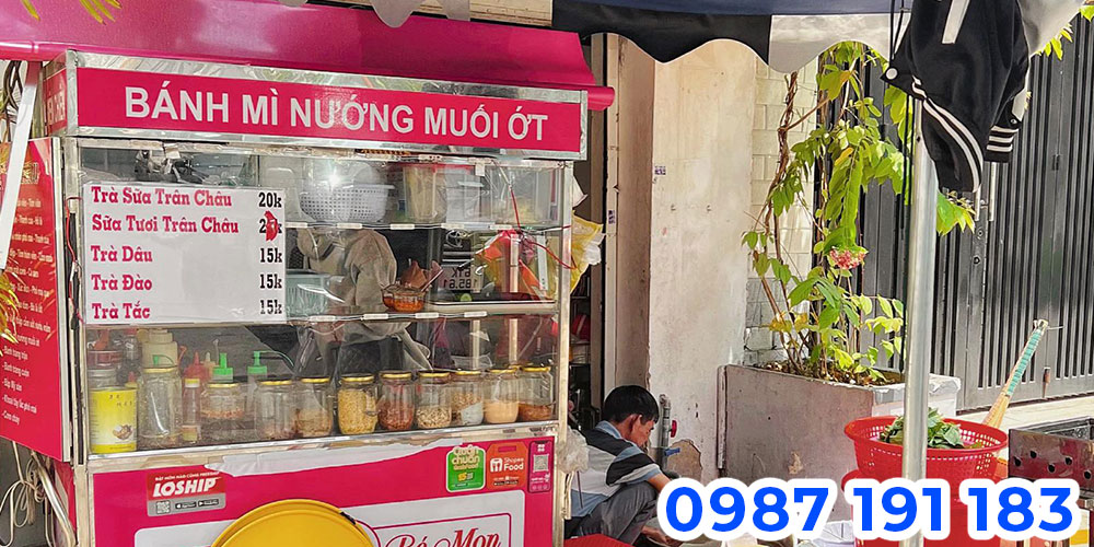Làm bảng hiệu sẽ giúp thu hút khách hàng thích ăn món bánh mì nướng muối ớt