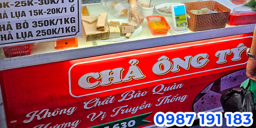 Bảng hiệu bánh mì nướng muối ớt được thiết kế theo phong cách nền đỏ chữ trắng