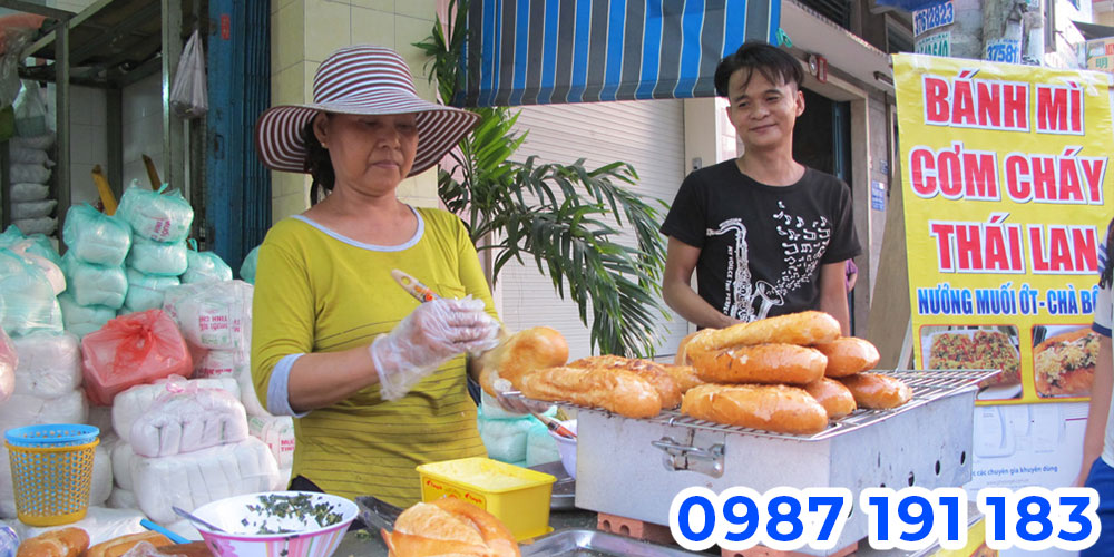 Mẫu bảng hiệu quán bánh mì nướng muối ớt làm bằng chất liệu bạt giá rẻ