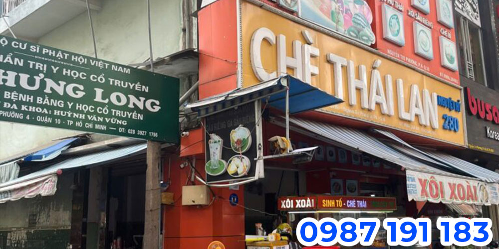 Lắp đặt bảng hiệu sẽ giúp khách đi đường nhận diện quán của bạn đang kinh doanh món chè Thái
