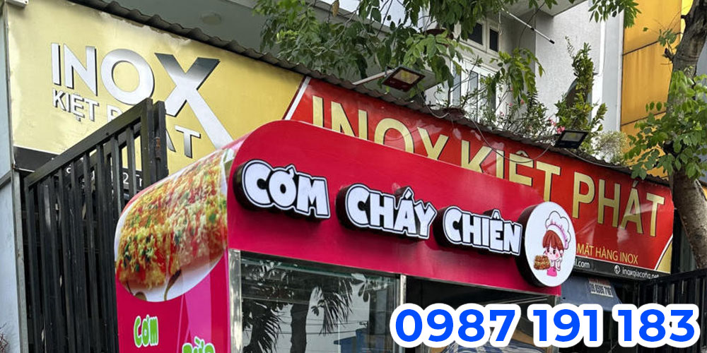 Mẫu bảng hiệu quán cơm cháy với tông màu nền đỏ đặc trưng